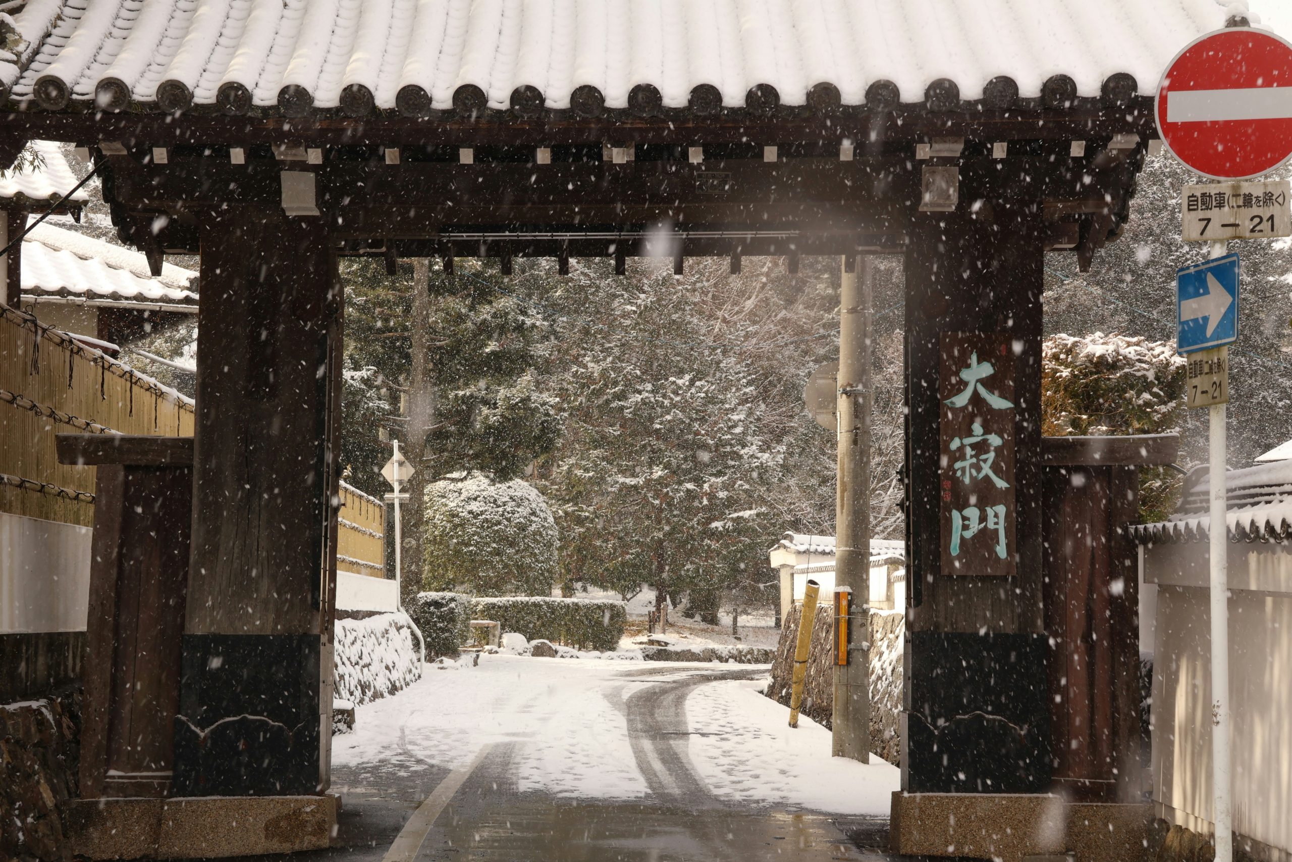 Geisha and maiko in traditional kimono walking along Hanamikoji street in Gion district Kyoto during evening hours